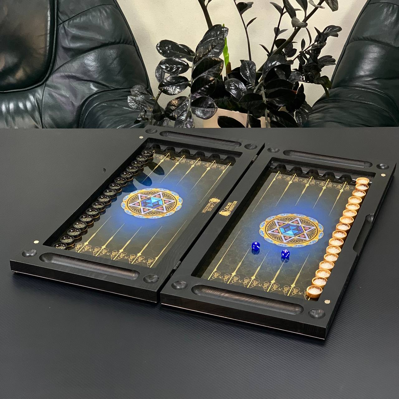 Backgammon exclusif en verre et bois avec scorpion. Prêt à offrir et personnalisable.