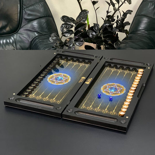 Exklusives Glas- und Holz-Backgammon mit Skorpion. Geschenkfertig und individuell gestaltet