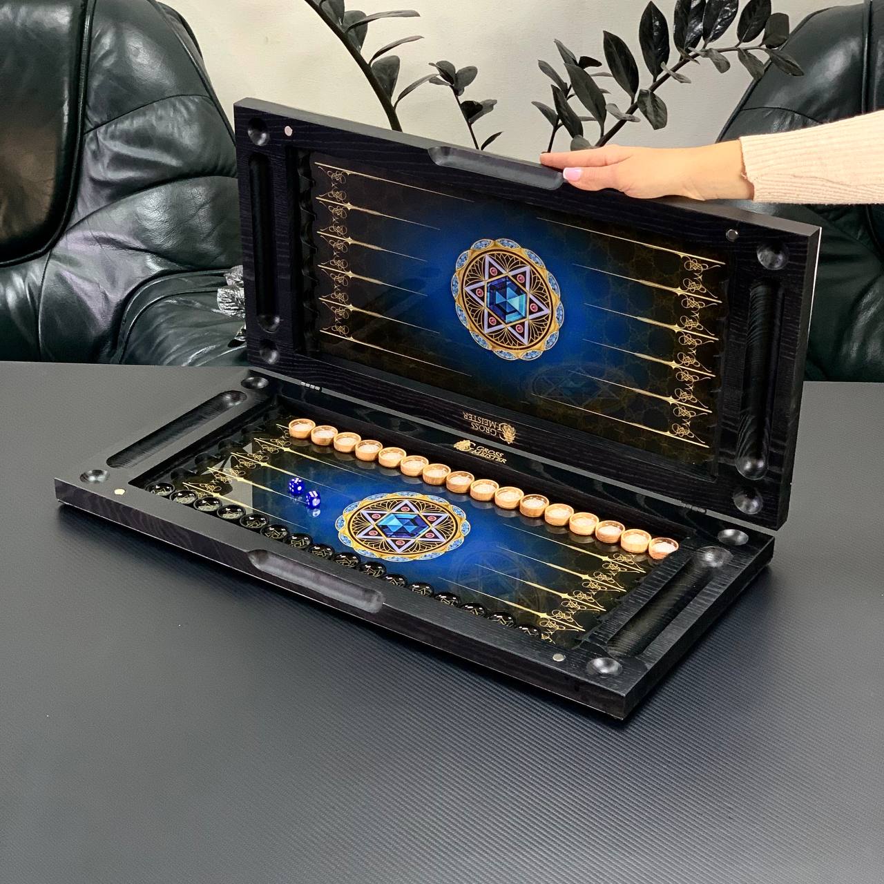 Backgammon exclusif en verre et bois avec scorpion. Prêt à offrir et personnalisable.