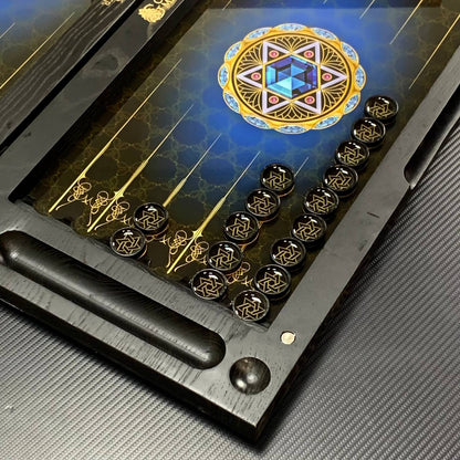 Backgammon exclusif en verre et bois avec scorpion. Prêt à offrir et personnalisable.