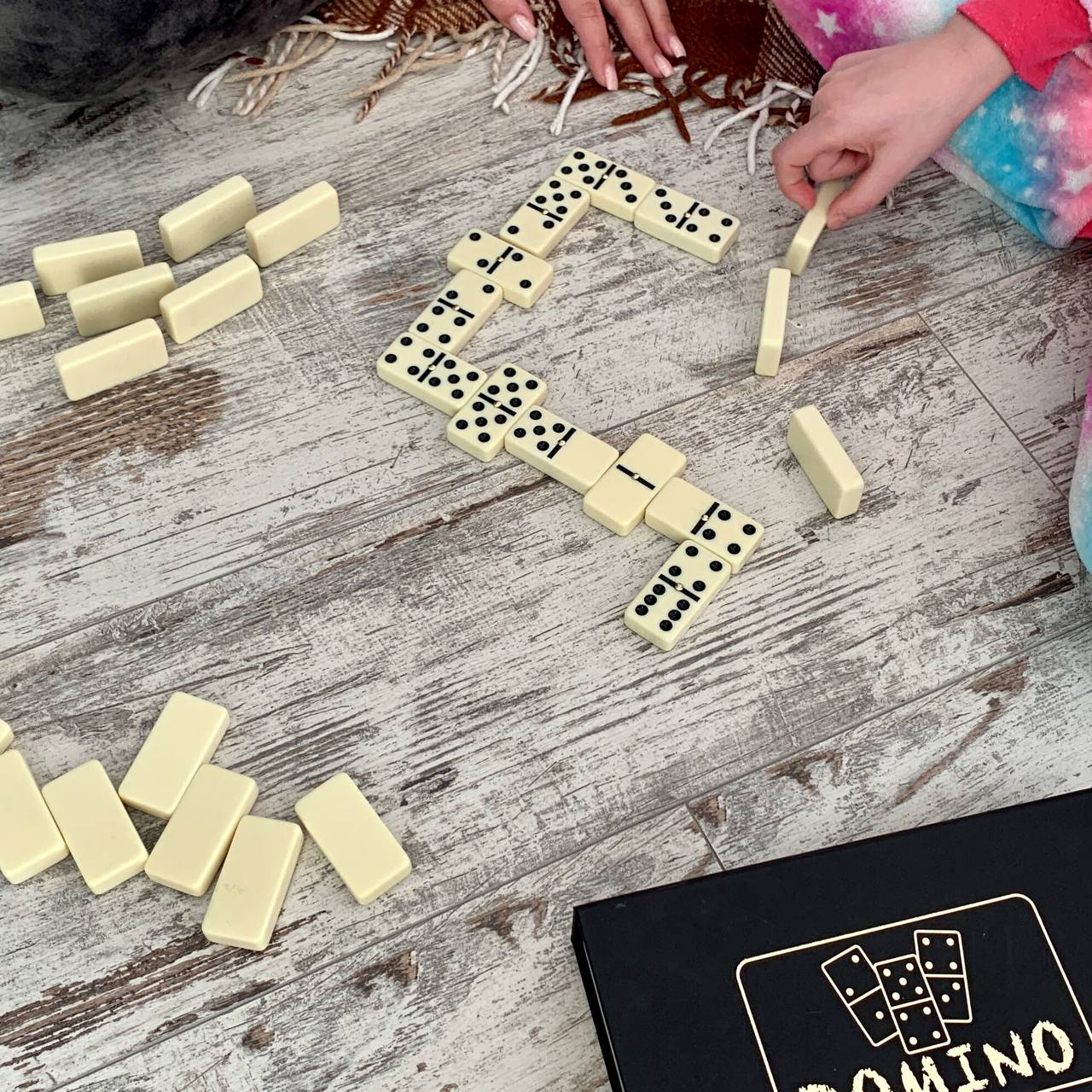 Elegantes Acryl-Domino-Set in Holzbox | Karton, 53 x 27 x 12 mm Dominogröße. Geschenkfertig