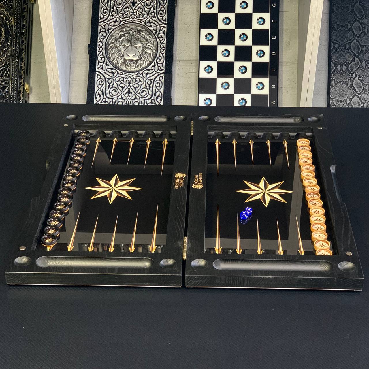 Backgammon exclusif en verre et bois avec étoile. Prêt à offrir et personnalisable.