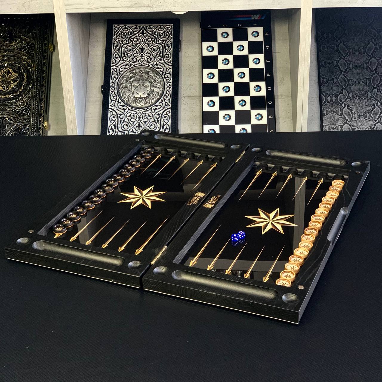 Backgammon exclusif en verre et bois avec étoile. Prêt à offrir et personnalisable.