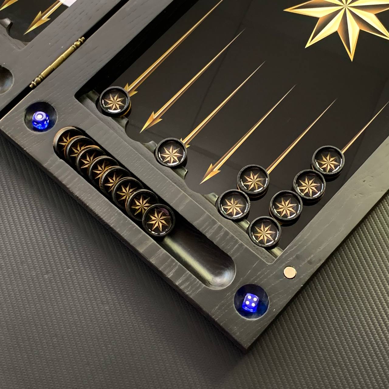 Backgammon exclusif en verre et bois avec étoile. Prêt à offrir et personnalisable.
