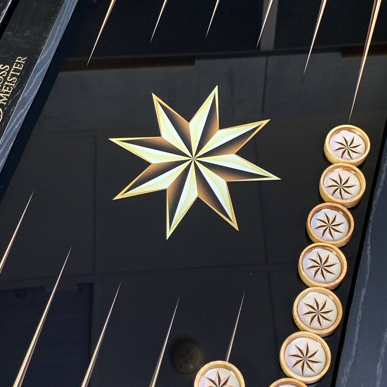 Backgammon exclusif en verre et bois avec étoile. Prêt à offrir et personnalisable.