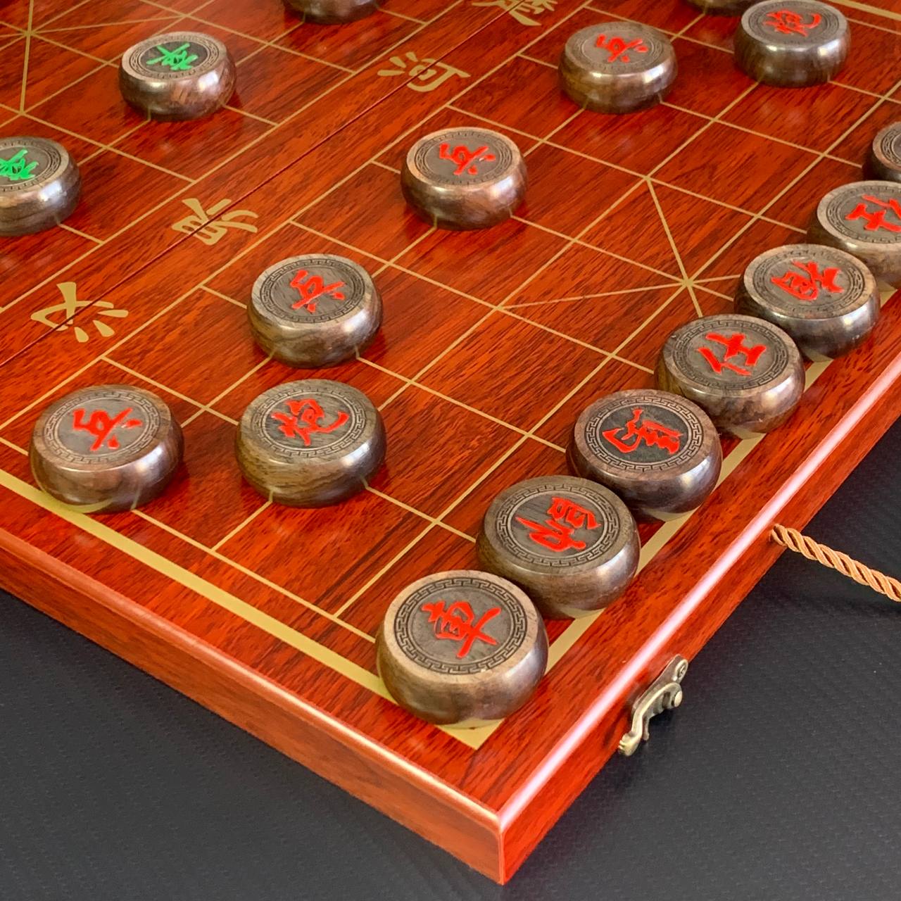 Jeu d'échecs chinois classique en bois Xiangqi, jeu d'échecs de voyage de taille compacte, cadeau insolite pour papa, prêt à offrir 
