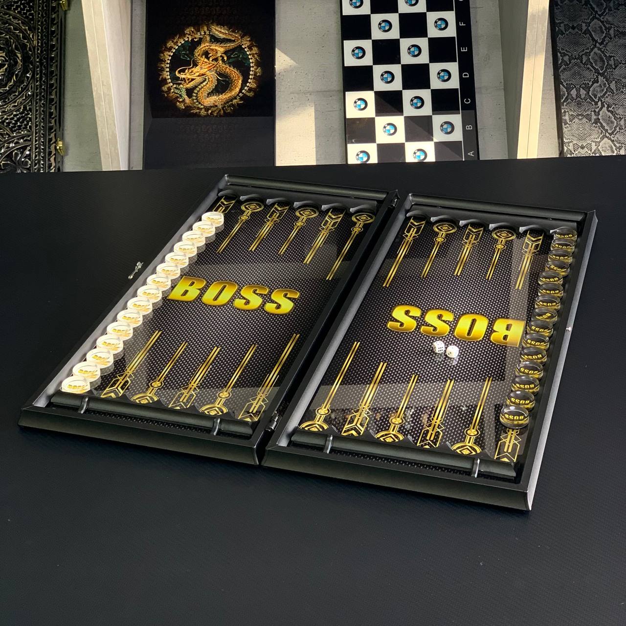 Stilvolles Glas-Backgammon mit BOSS-Aufschrift 61*27cm, Geschenkfertig, Premium-Qualität