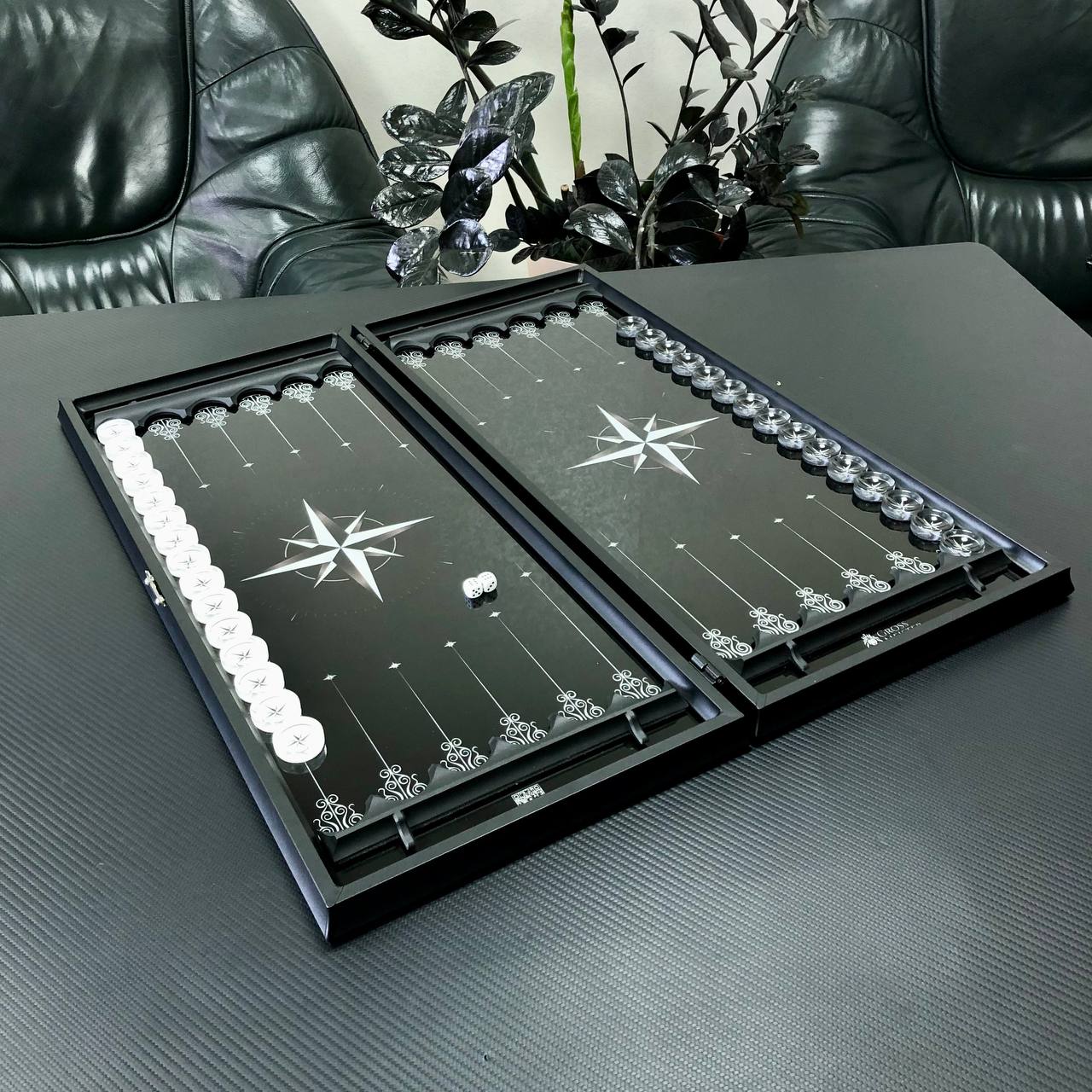 Handgefertigtes luxuriöses Backgammon-Set aus Glas, 61 x 27 cm. Individuell gestaltet, als Geschenk geeignet