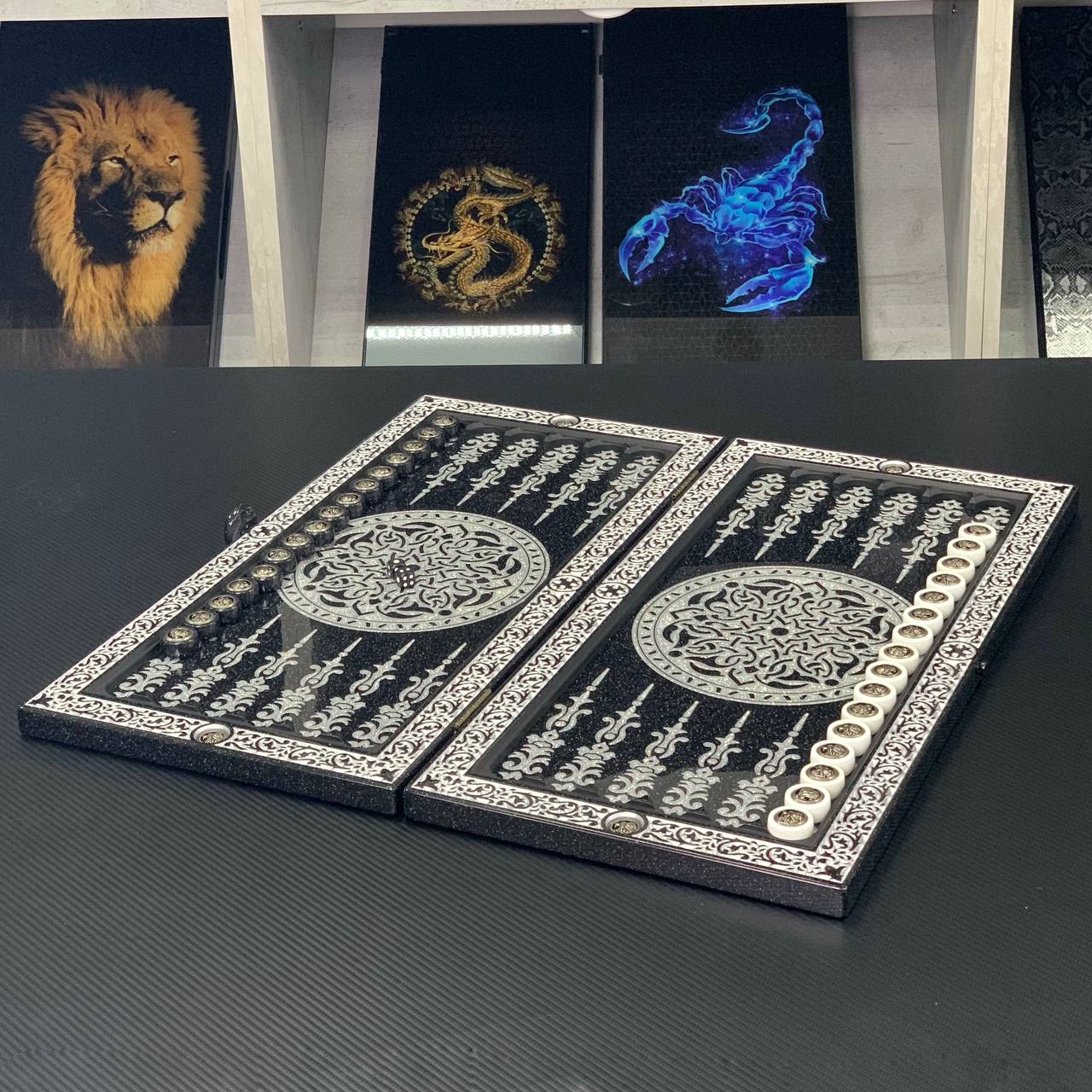 Jeu de backgammon en pierre acrylique sculptée à la main 58 x 28 cm. Lion sculpté. Prêt à offrir
