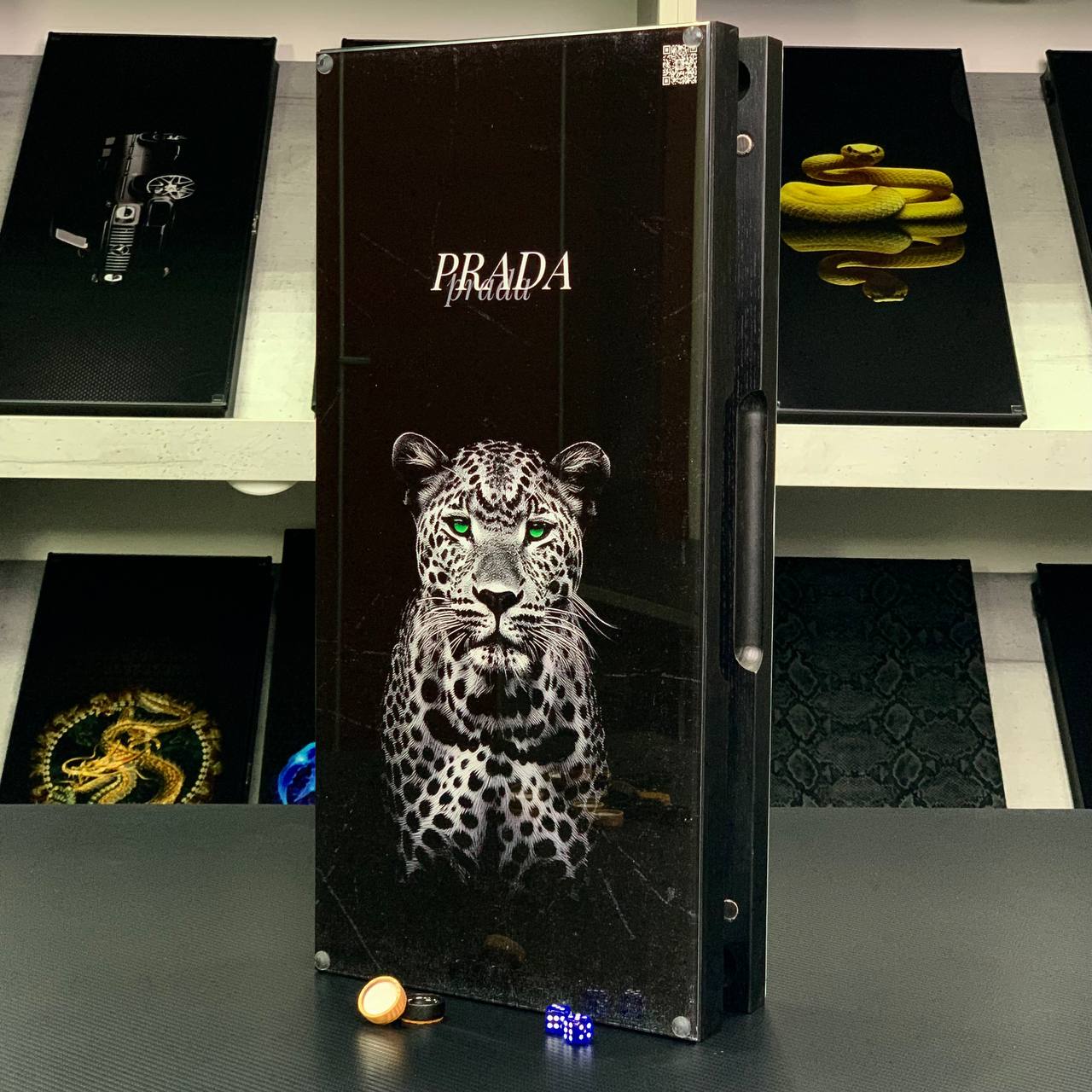 Backgammon exclusif en verre et bois, de la marque Prada. Deux tailles, prêt à offrir.