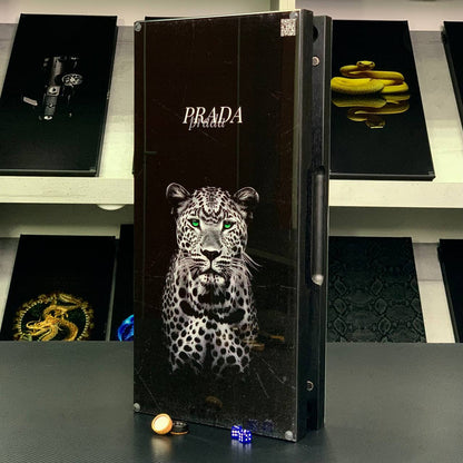 Backgammon exclusif en verre et bois, de la marque Prada. Deux tailles, prêt à offrir.