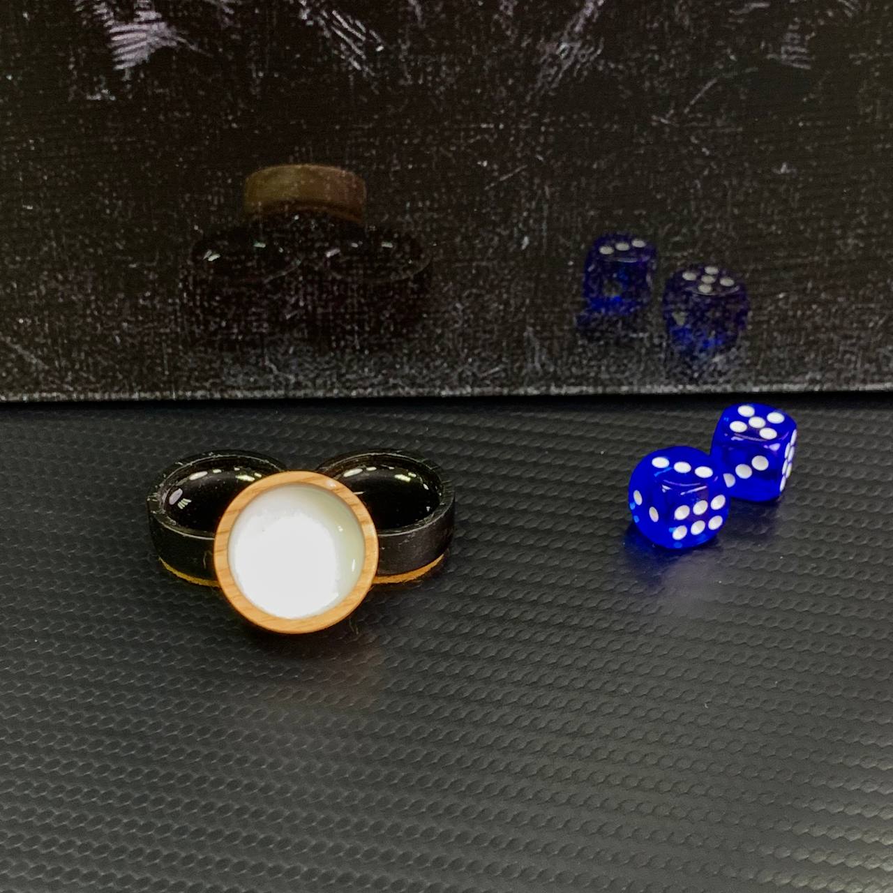 Backgammon exclusif en verre et bois, de la marque Prada. Deux tailles, prêt à offrir.
