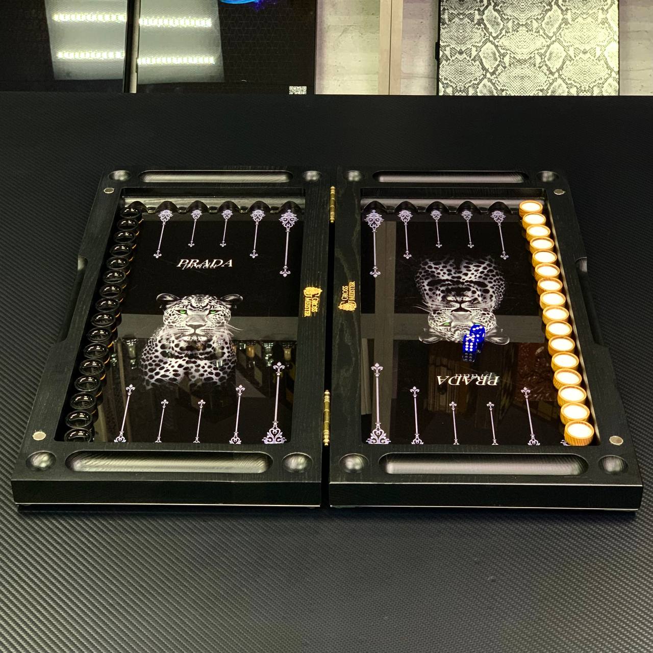 Backgammon exclusif en verre et bois, de la marque Prada. Deux tailles, prêt à offrir.