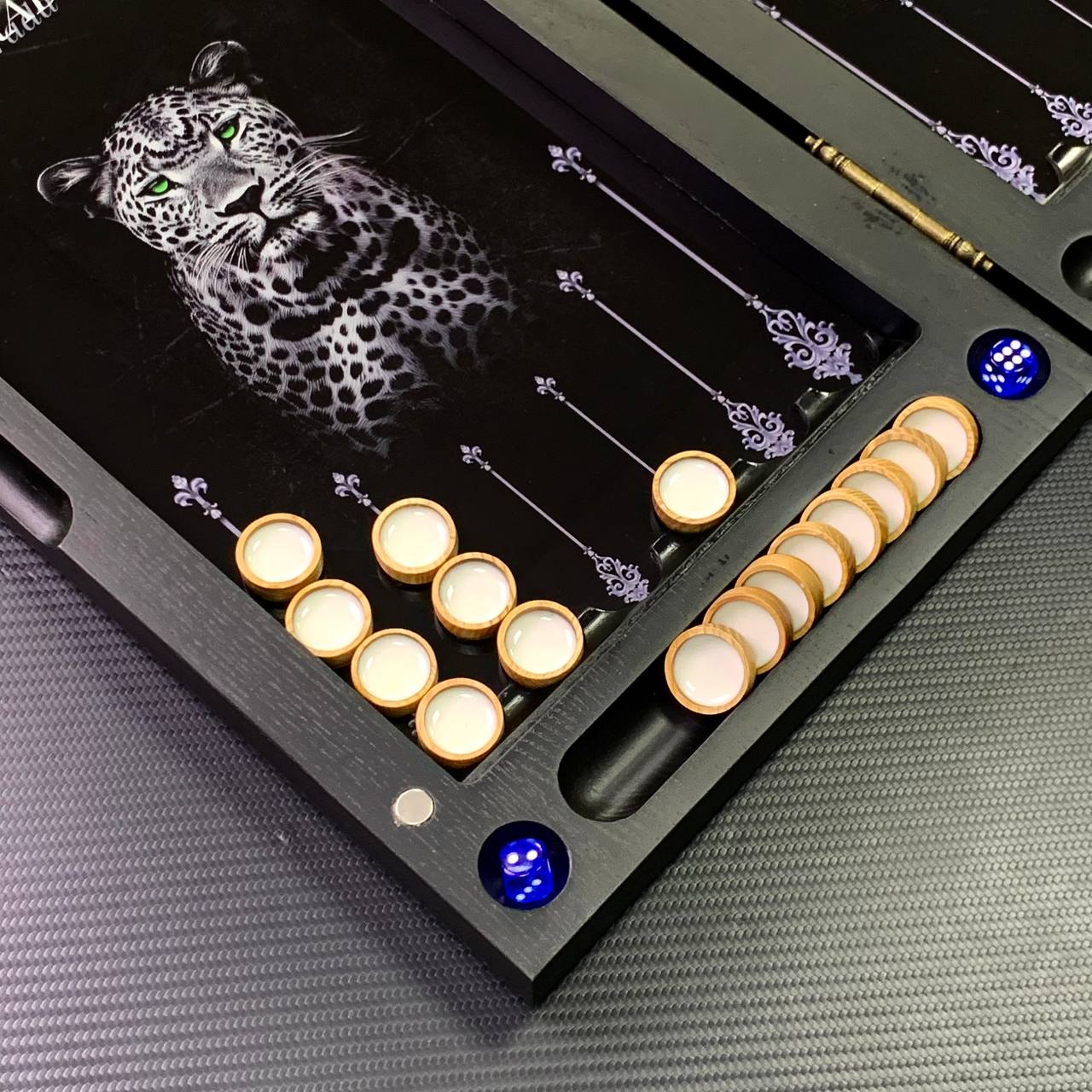 Backgammon exclusif en verre et bois, de la marque Prada. Deux tailles, prêt à offrir.