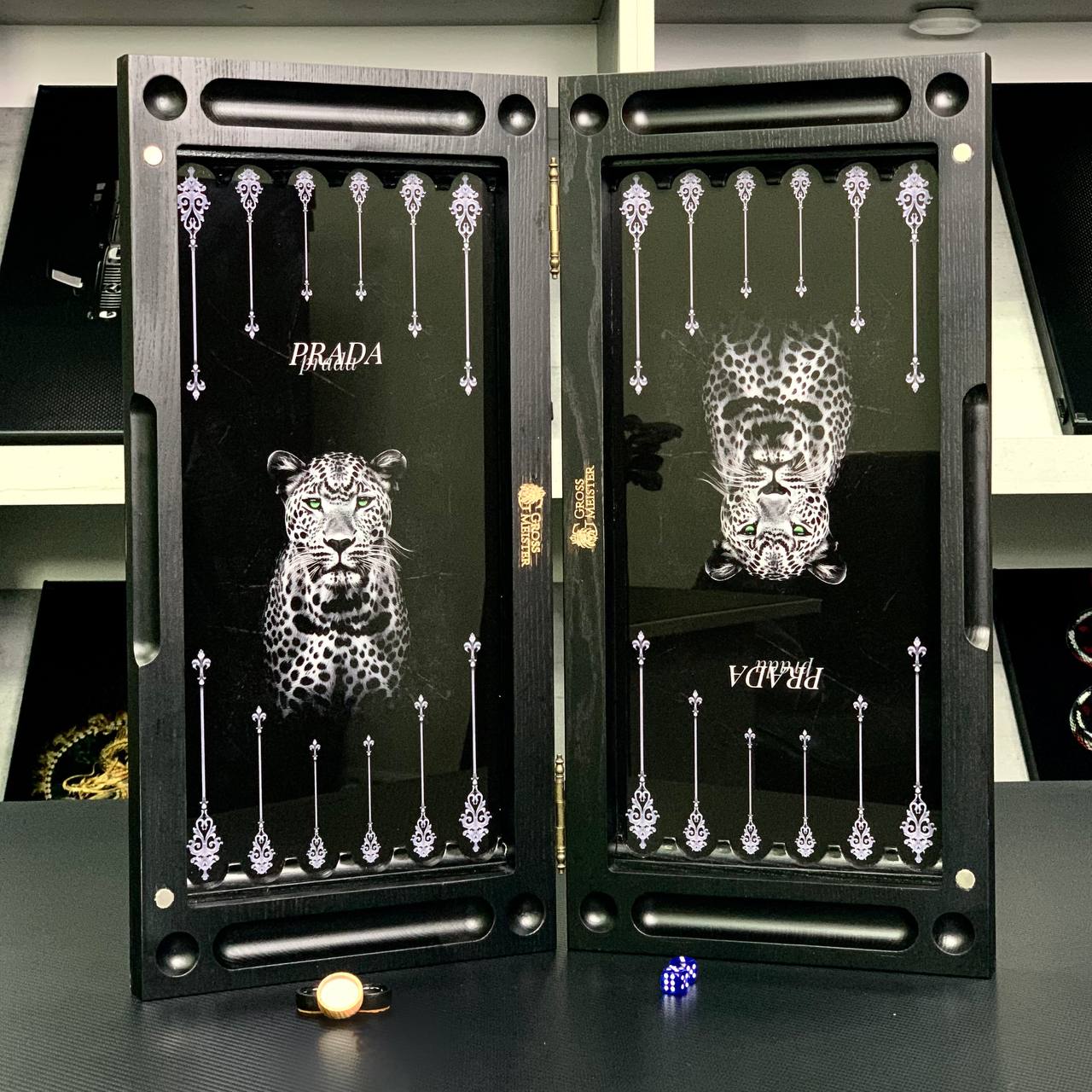 Backgammon exclusif en verre et bois, de la marque Prada. Deux tailles, prêt à offrir.