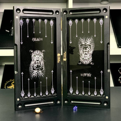 Backgammon exclusif en verre et bois, de la marque Prada. Deux tailles, prêt à offrir.