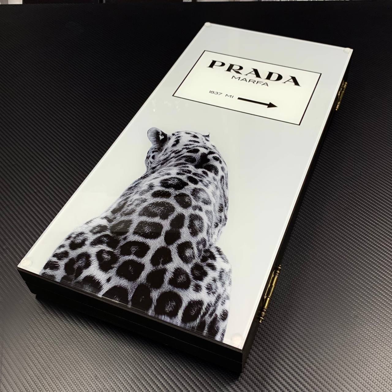 Backgammon exclusif en verre et bois, de la marque Prada. Deux tailles, prêt à offrir.