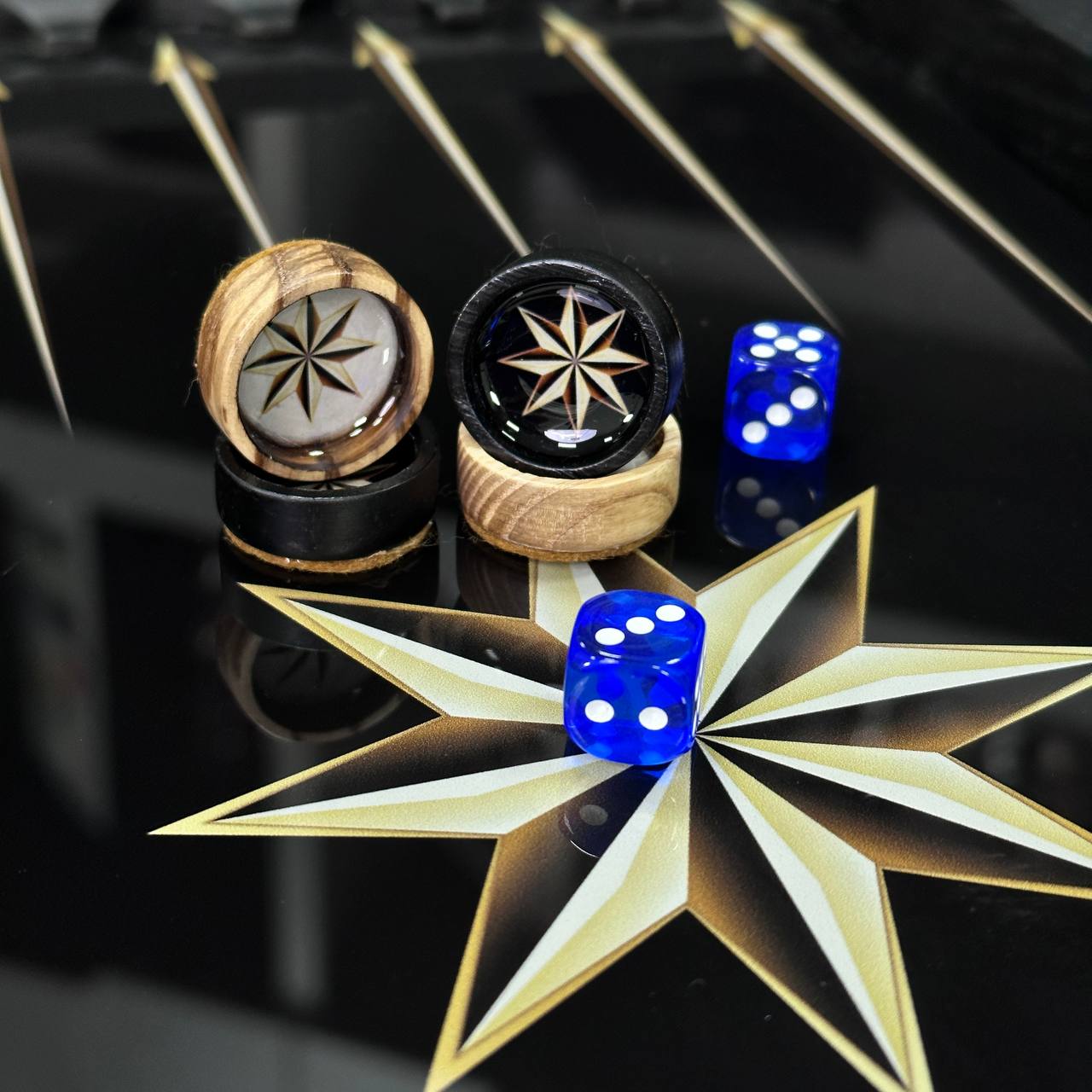 Backgammon exclusif en verre et bois avec étoile. Prêt à offrir et personnalisable.
