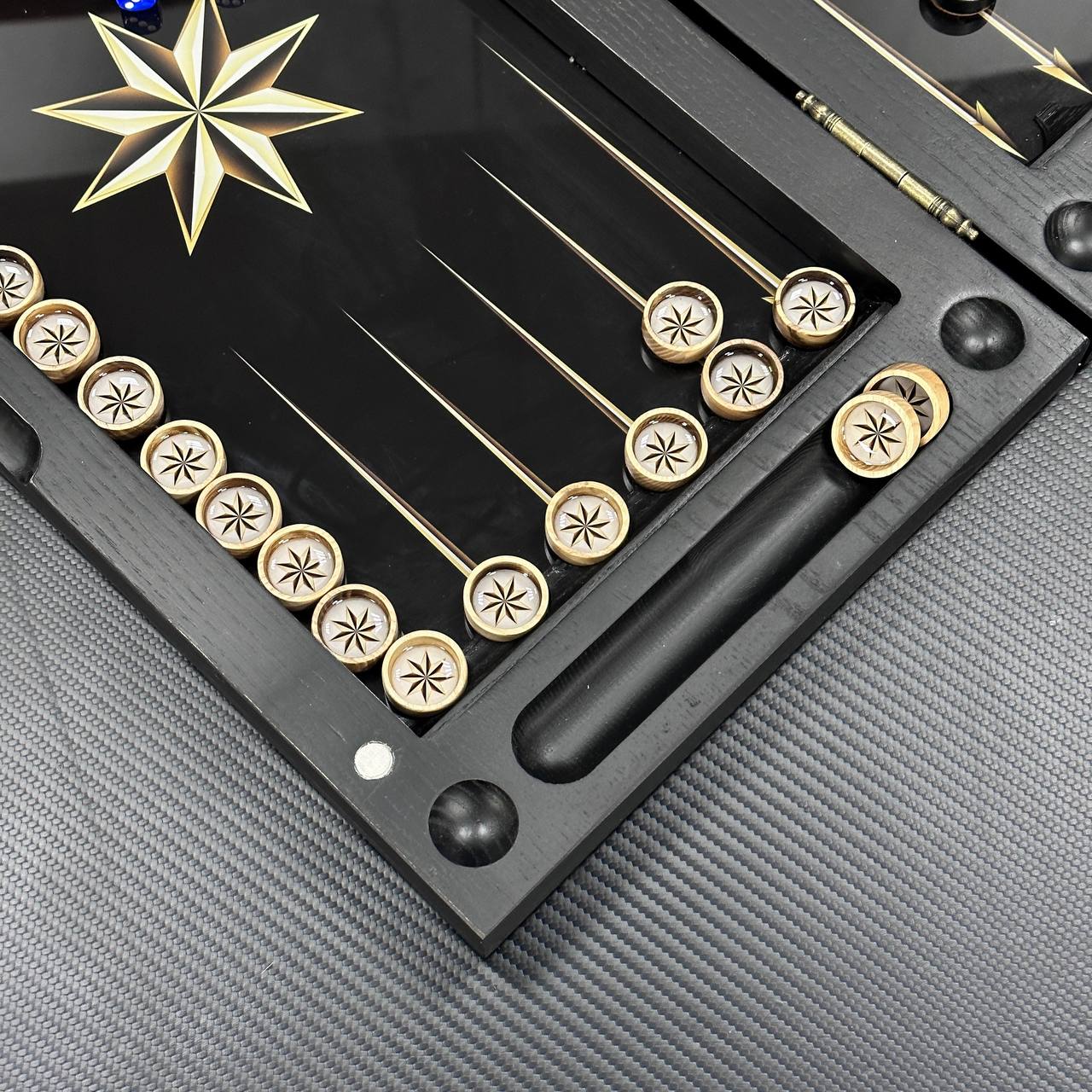 Backgammon exclusif en verre et bois avec étoile. Prêt à offrir et personnalisable.