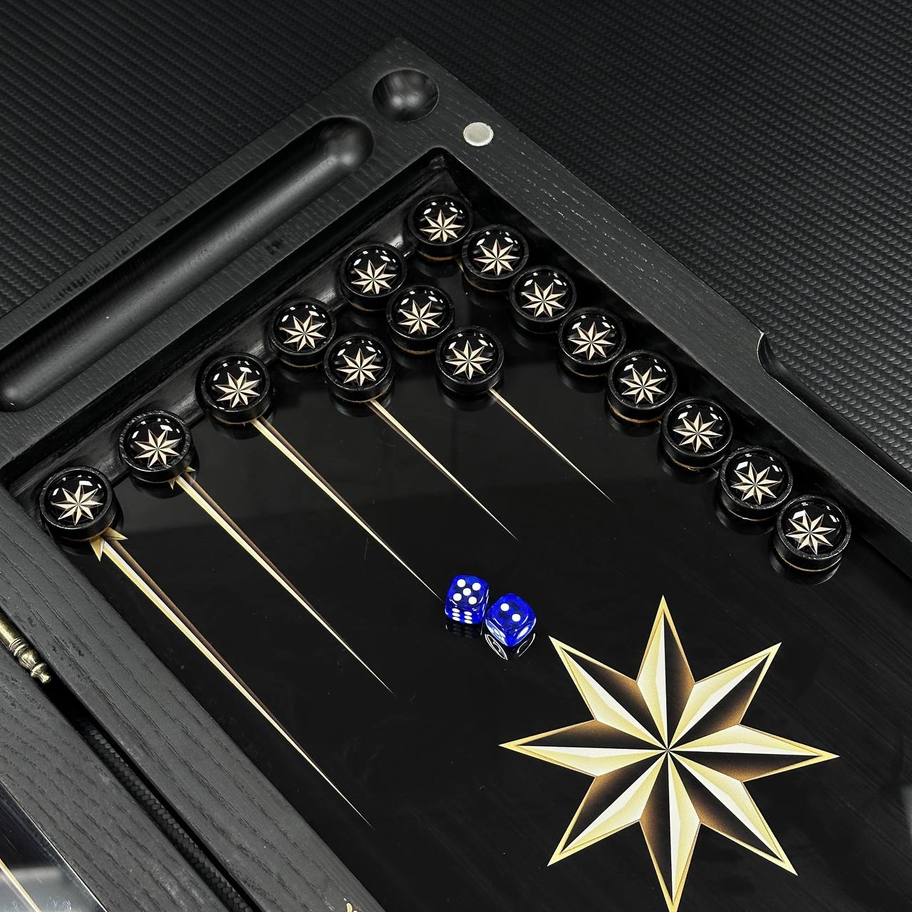Backgammon exclusif en verre et bois avec étoile. Prêt à offrir et personnalisable.