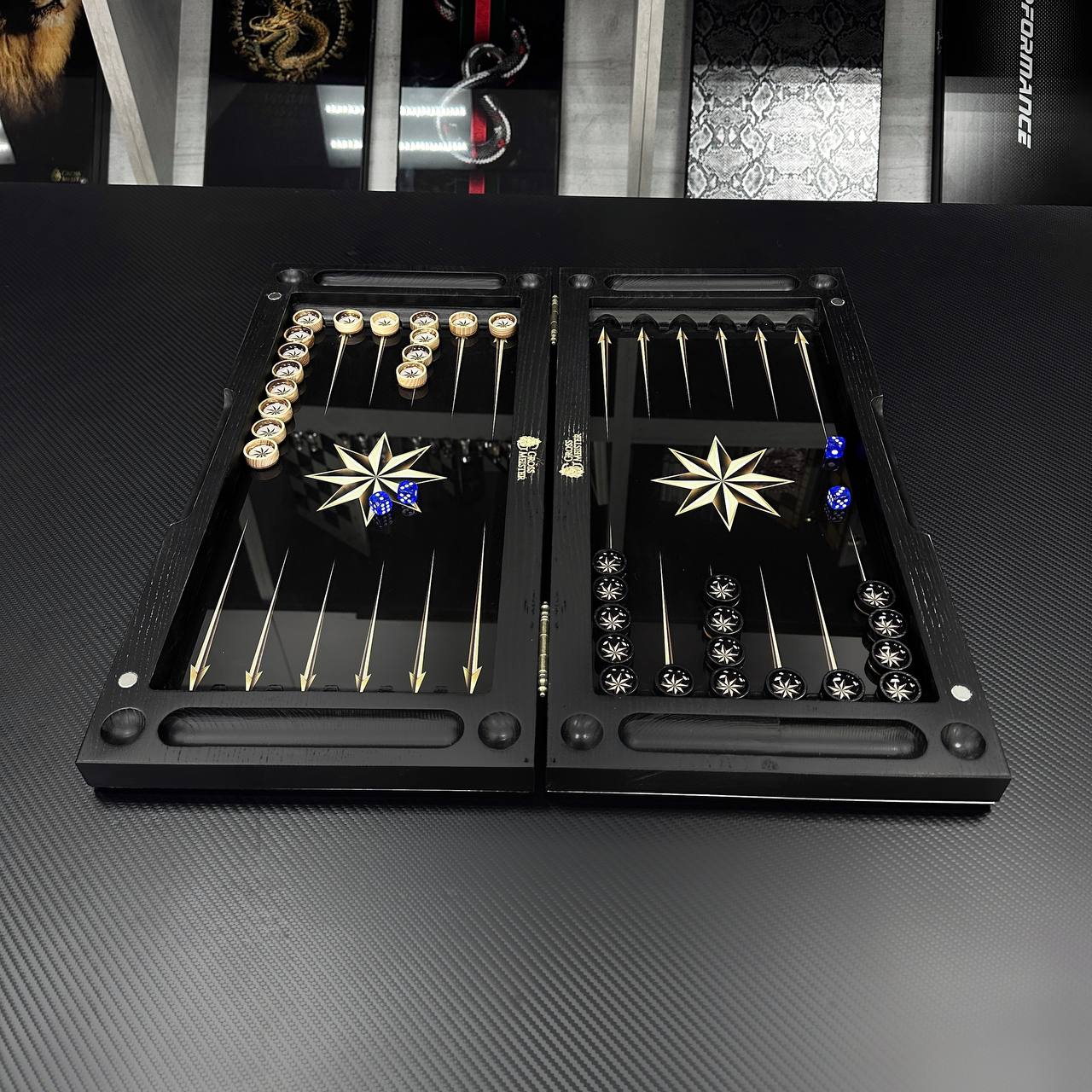 Backgammon exclusif en verre et bois avec étoile. Prêt à offrir et personnalisable.