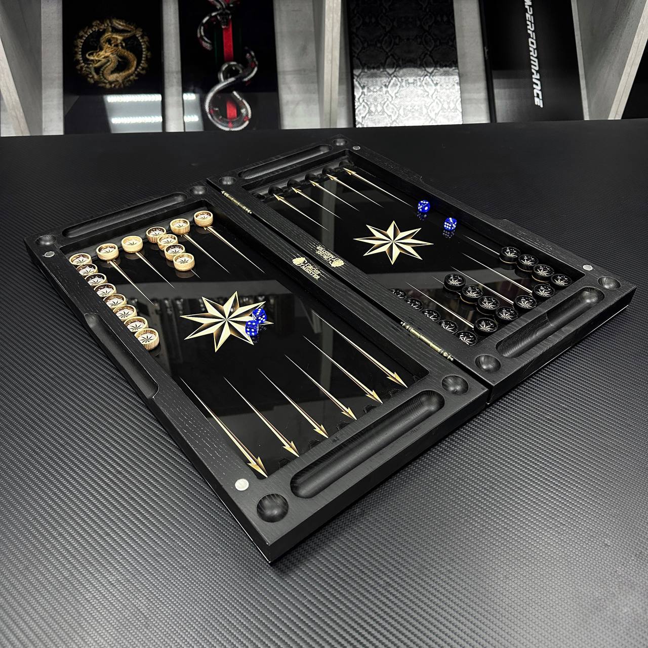 Backgammon exclusif en verre et bois avec étoile. Prêt à offrir et personnalisable.