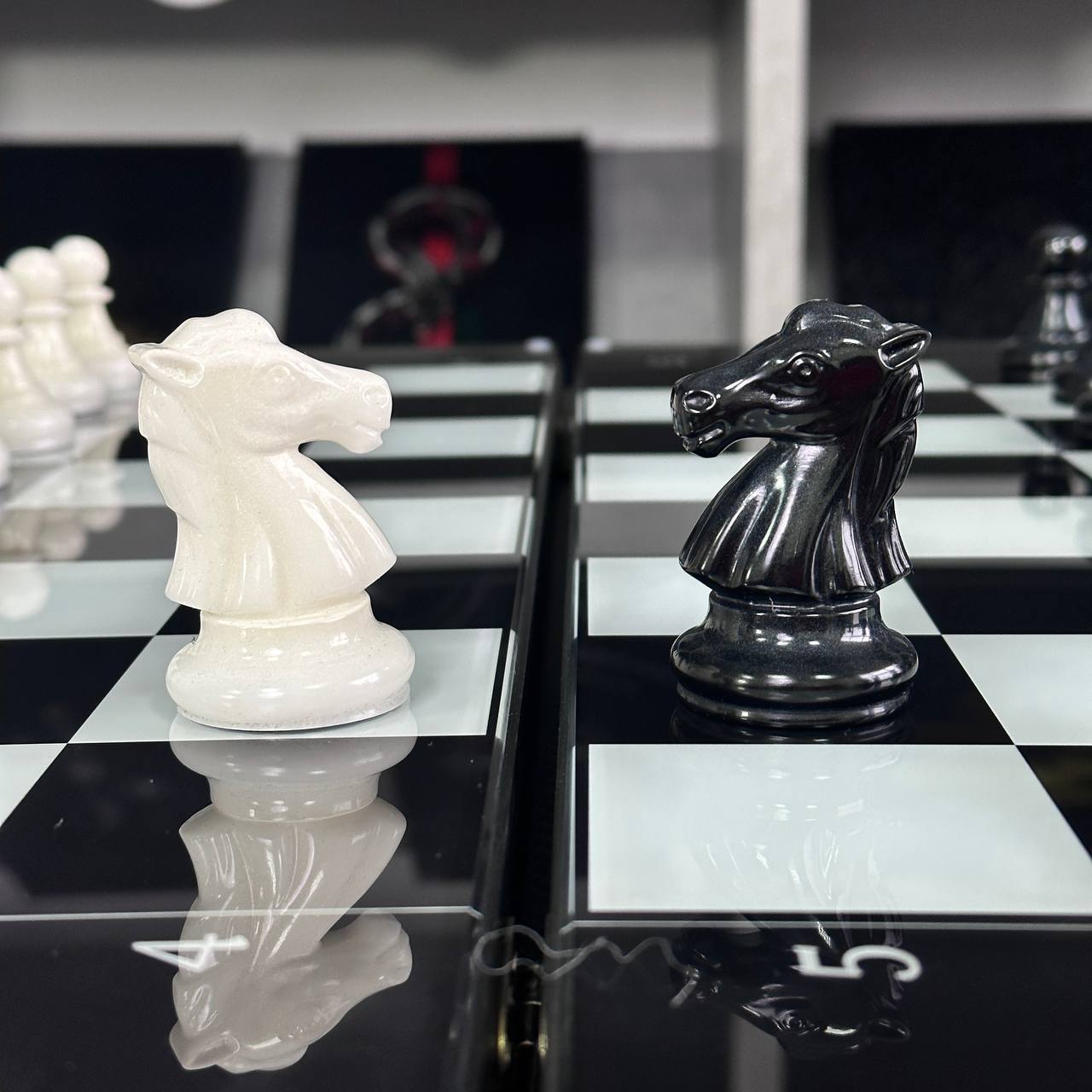 Jeu d'échecs et de backgammon en verre 3 en 1 dans un cadre en bois, 2 tailles, un jeu de société luxueux prêt à offrir