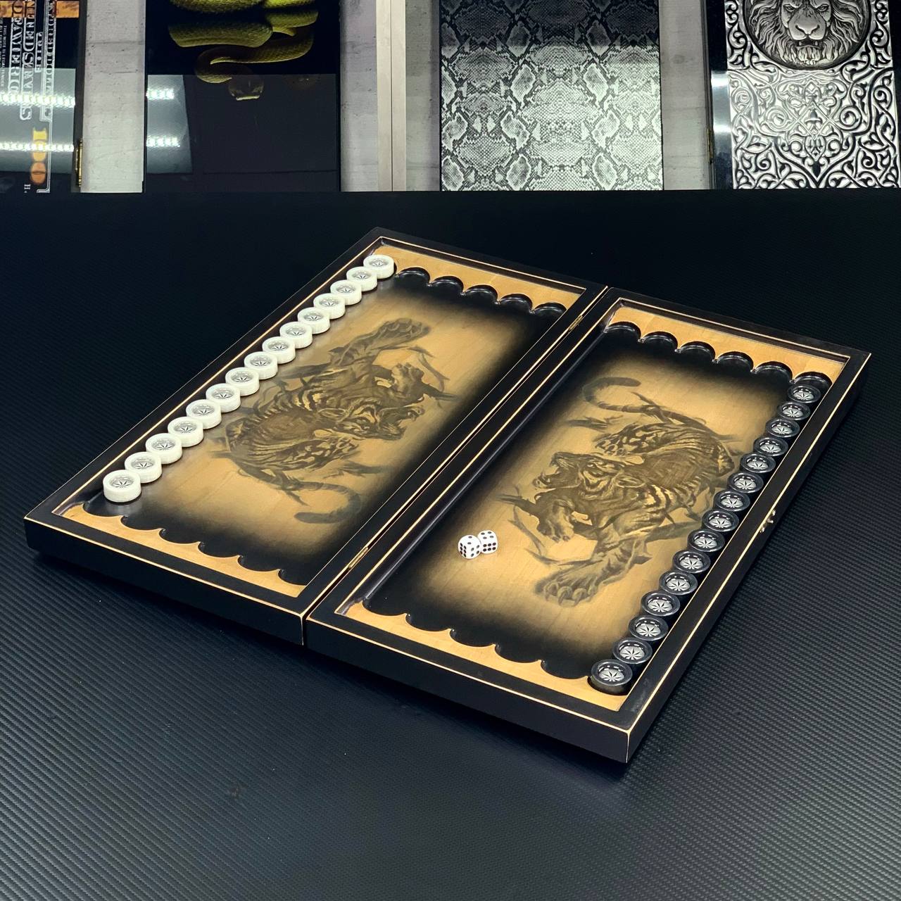 Backgammon en bois « Tigre » fabriqué à la main avec des jetons en résine époxy – Décor exquis, gameplay passionnant, prêt à offrir