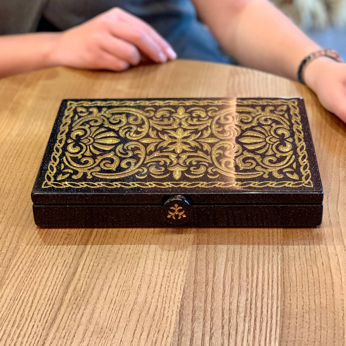 Dominostein-Set aus Stein, in einer Aufbewahrungsbox aus Stein oder Holz. Individuell gestaltet und als Geschenk geeignet.