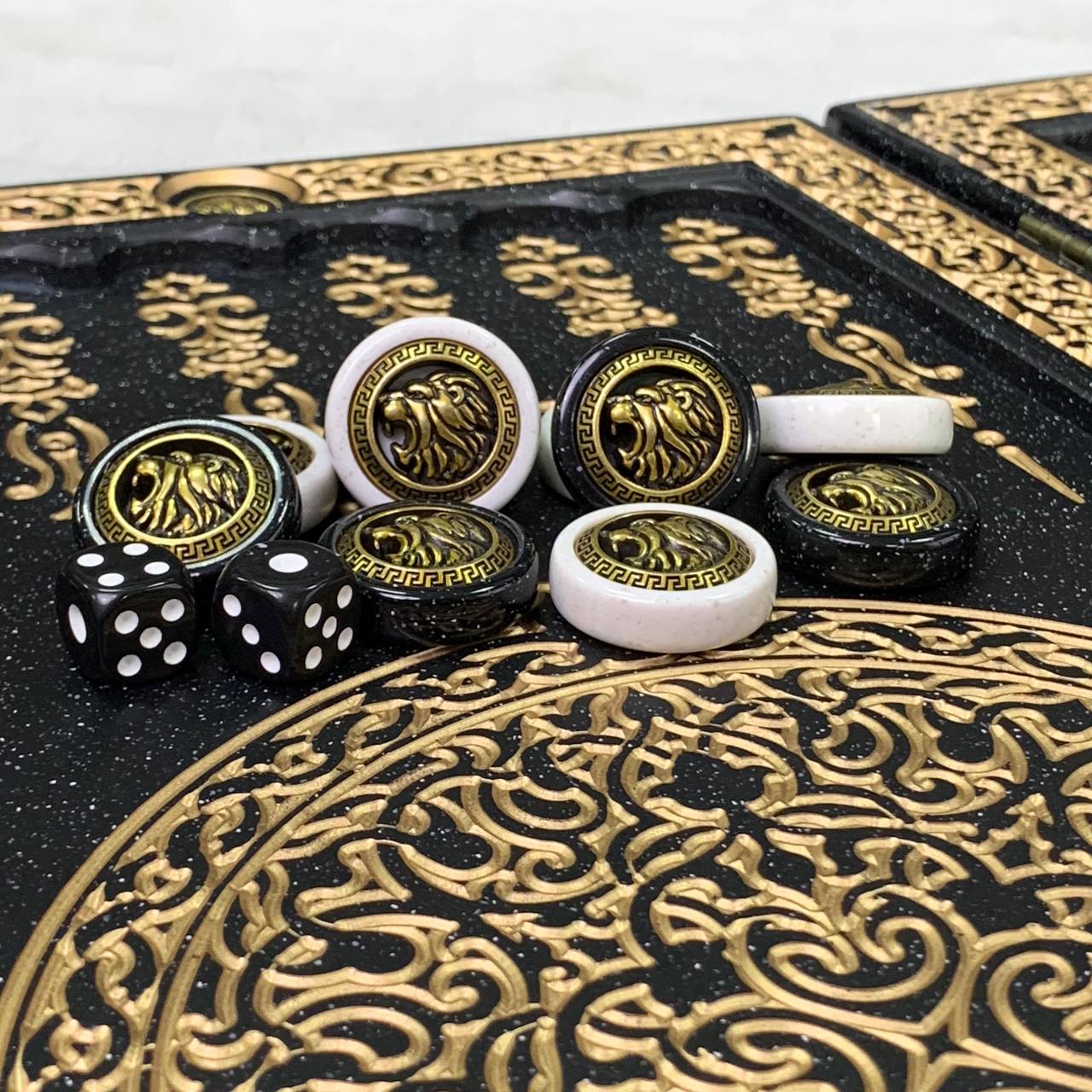 Luxus Backgammon aus schwarzem Acrylstein "Goldener Löwe" 47 x 23 cm Geschenkfertig | Kostenlose weltweite Lieferung