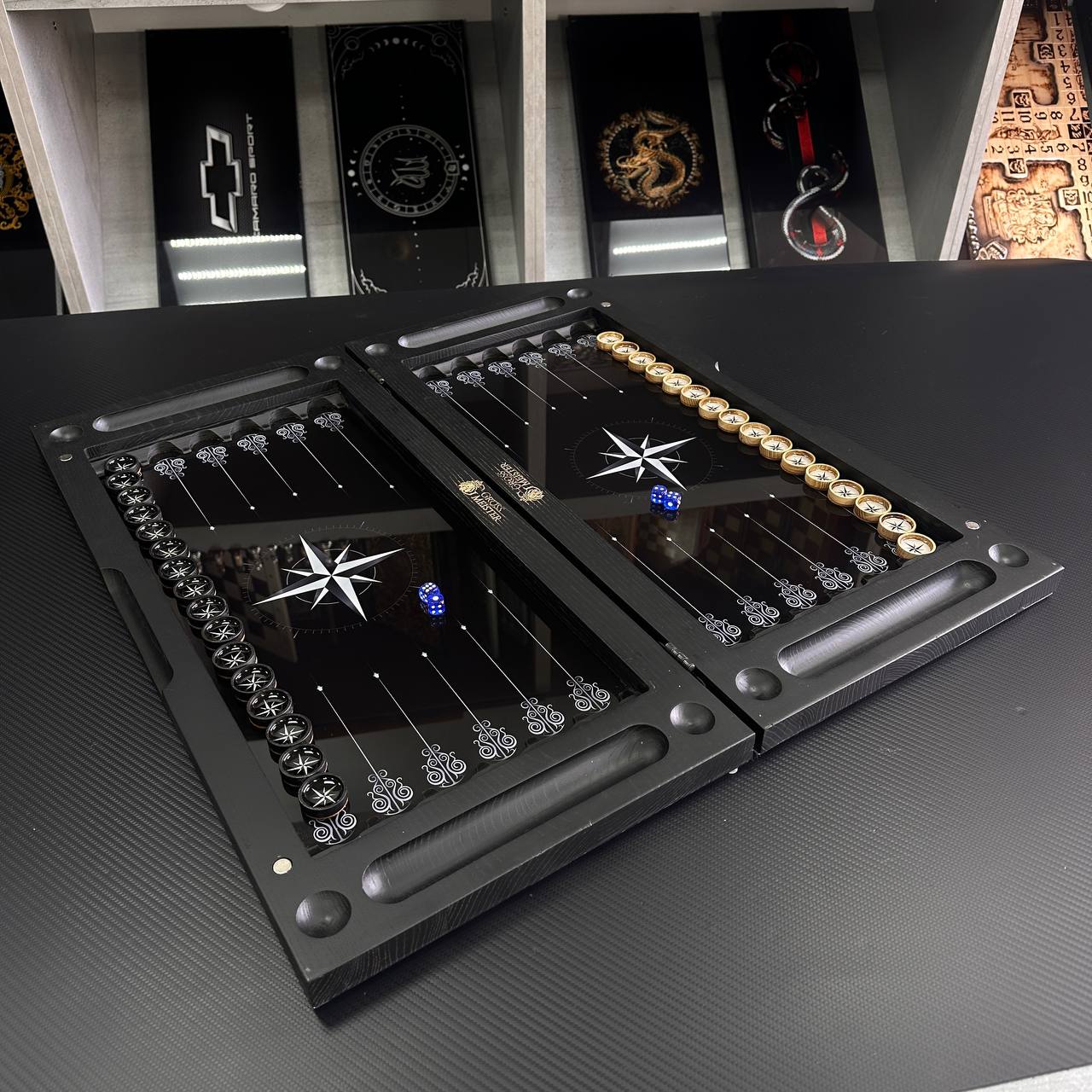 Luxuriöses Backgammon-Set aus Glas und Holz mit Kompass, Stern, Windrose, individuell anpassbar und als Geschenk geeignet