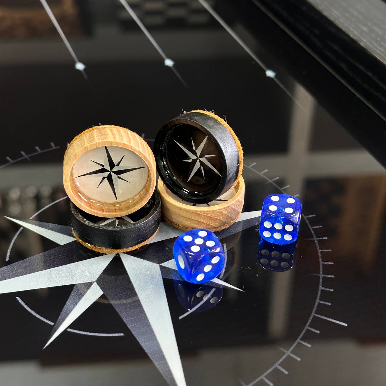 Luxuriöses Backgammon-Set aus Glas und Holz mit Kompass, Stern, Windrose, individuell anpassbar und als Geschenk geeignet