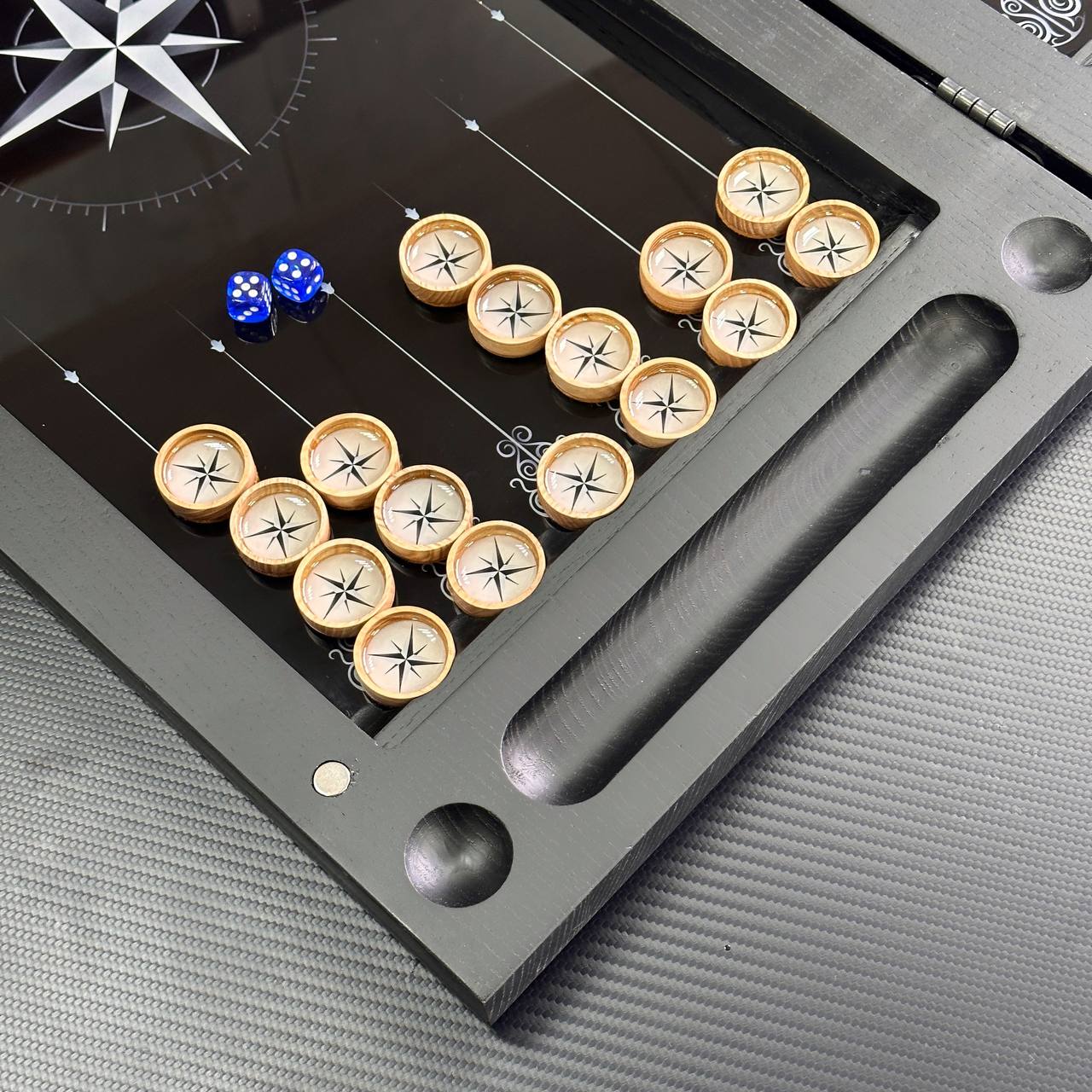 Luxuriöses Backgammon-Set aus Glas und Holz mit Kompass, Stern, Windrose, individuell anpassbar und als Geschenk geeignet