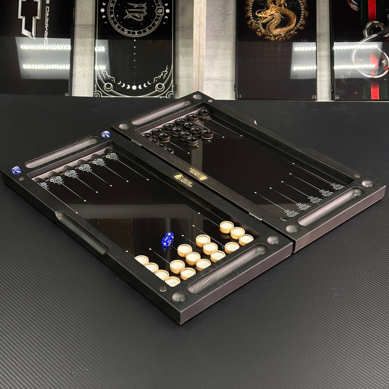 Luxuriöses Backgammon-Set aus Glas und Holz mit Nashorn, individuell gestaltet und als Geschenk geeignet