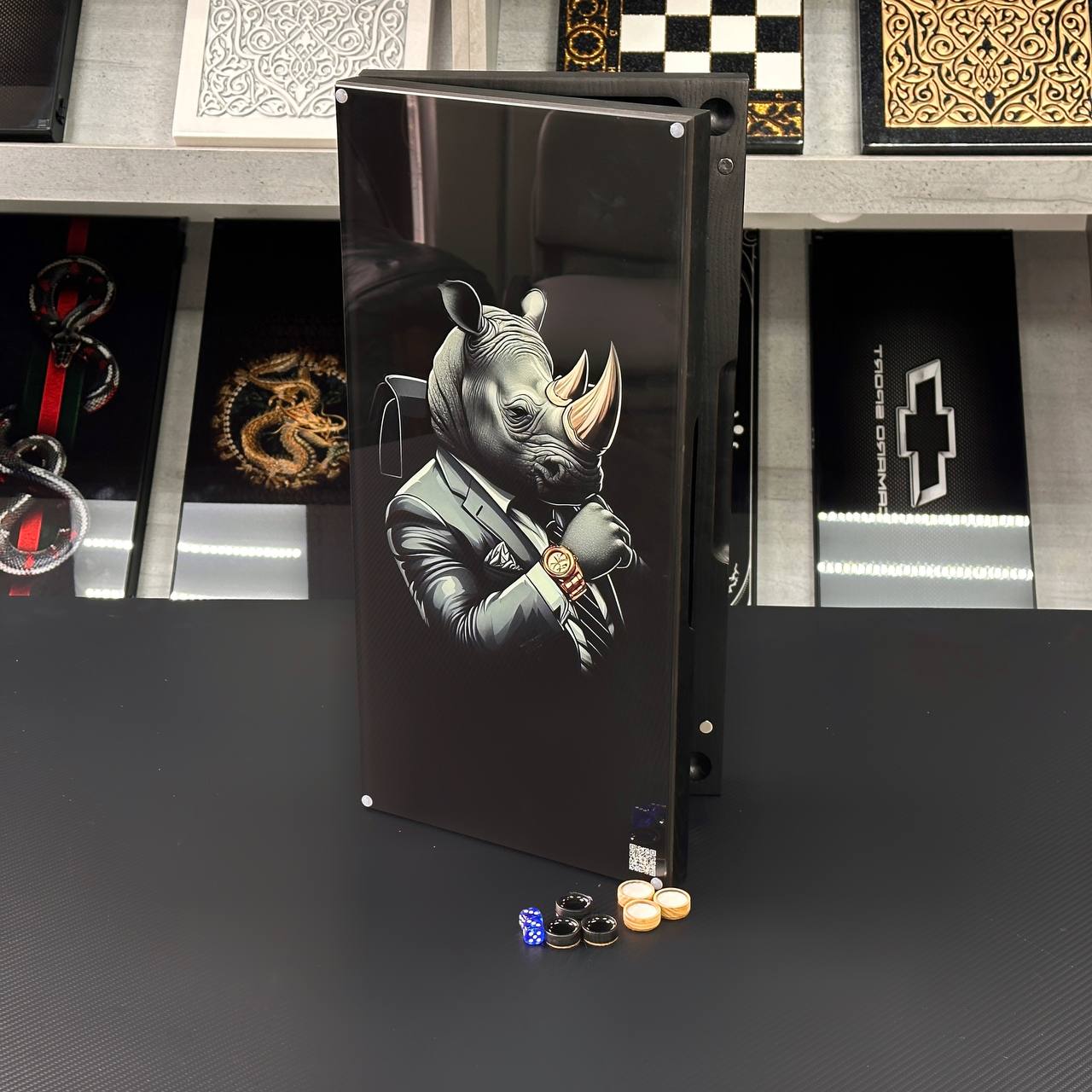 Luxuriöses Backgammon-Set aus Glas und Holz mit Nashorn, individuell gestaltet und als Geschenk geeignet