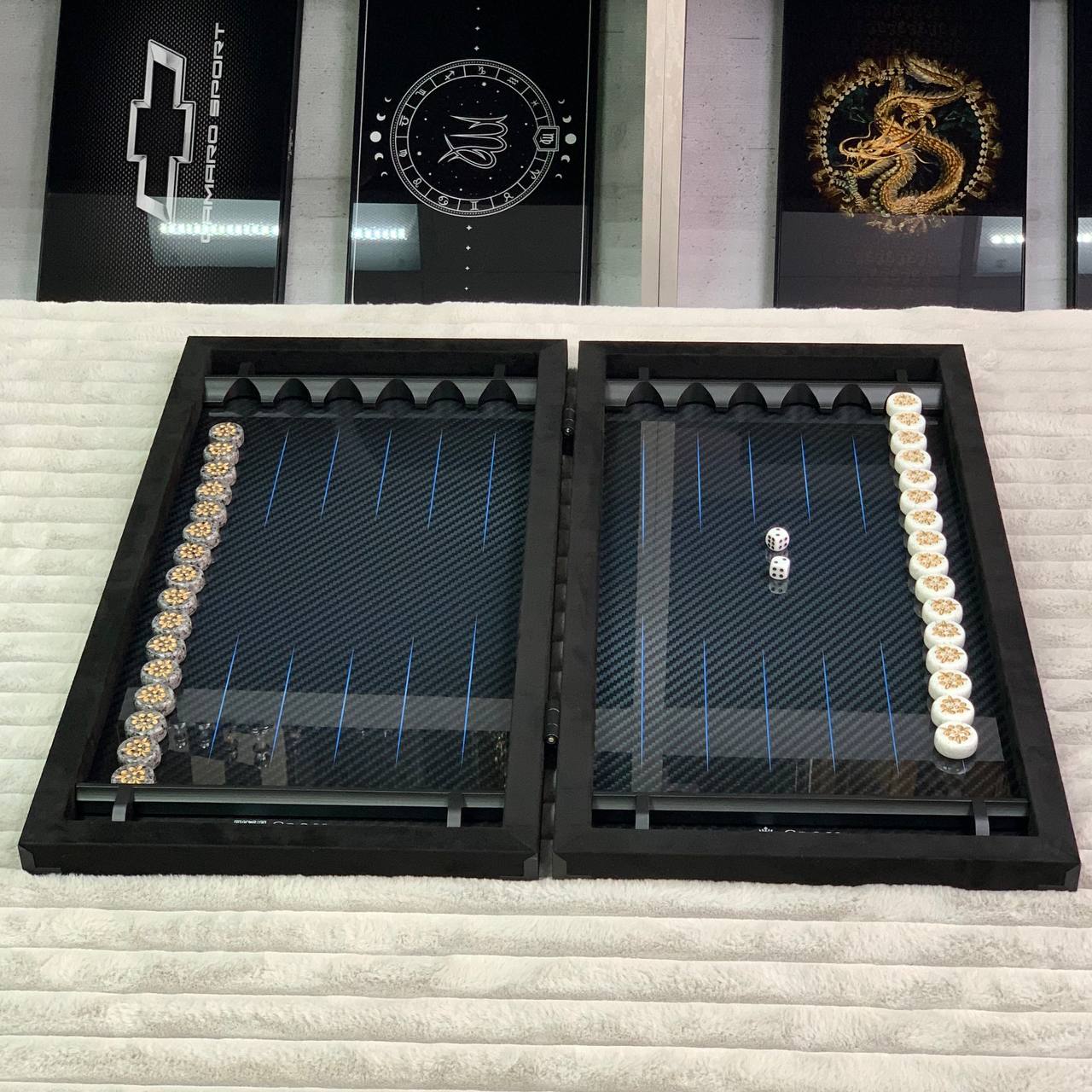 Luxuriöses handgefertigtes Backgammon-Set aus Metall und Carbon 60*30cm mit Acrylsteinstücken, Geschenkfertig VIP, blaue Linien