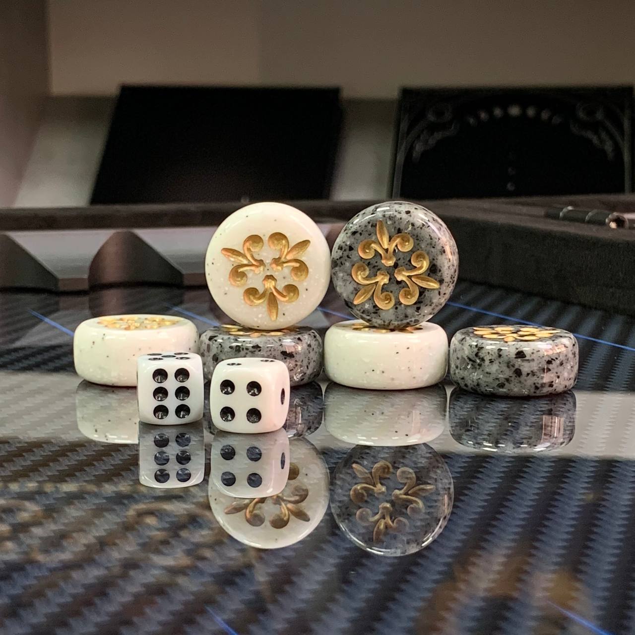 Luxuriöses handgefertigtes Backgammon-Set aus Metall und Carbon 60*30cm mit Acrylsteinstücken, Geschenkfertig VIP, blaue Linien
