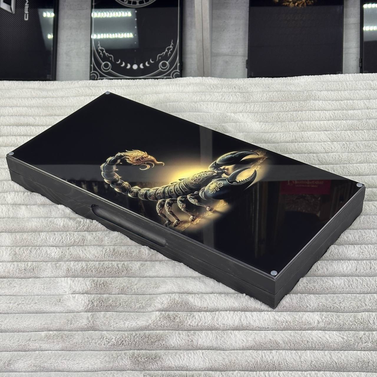 Luxuriöses Backgammon-Set aus Glas und Holz mit goldenem Skorpion und Panther, individuell gestaltet und als Geschenk geeignet