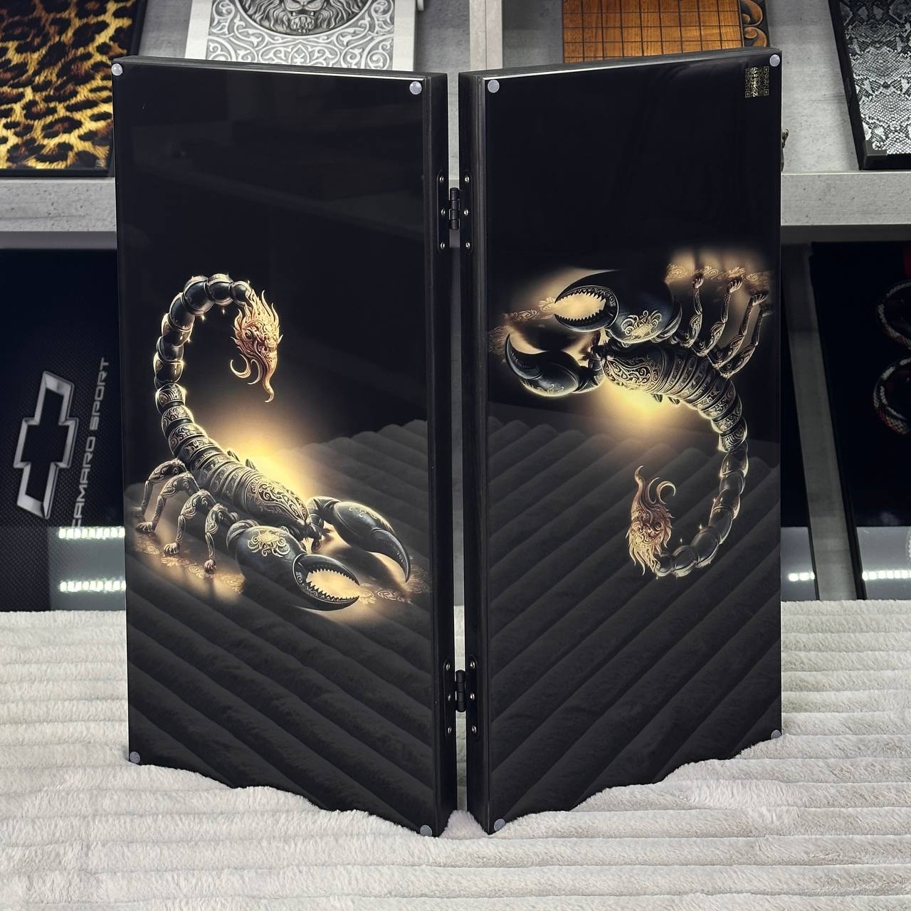 Luxuriöses Backgammon-Set aus Glas und Holz mit goldenem Skorpion und Panther, individuell gestaltet und als Geschenk geeignet