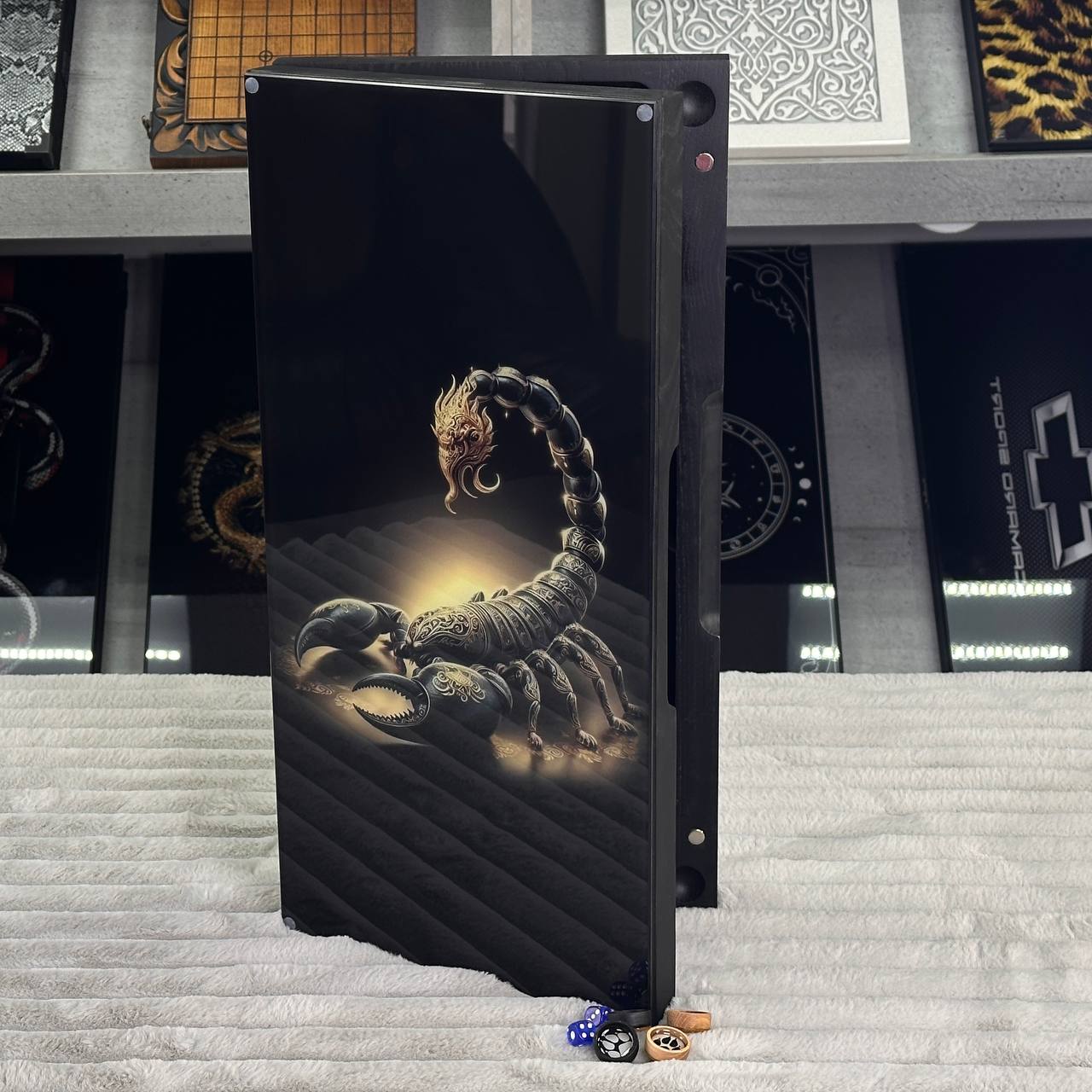 Luxuriöses Backgammon-Set aus Glas und Holz mit goldenem Skorpion und Panther, individuell gestaltet und als Geschenk geeignet