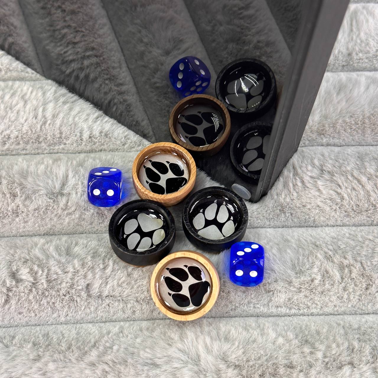 Luxuriöses Backgammon-Set aus Glas und Holz mit goldenem Skorpion und Panther, individuell gestaltet und als Geschenk geeignet