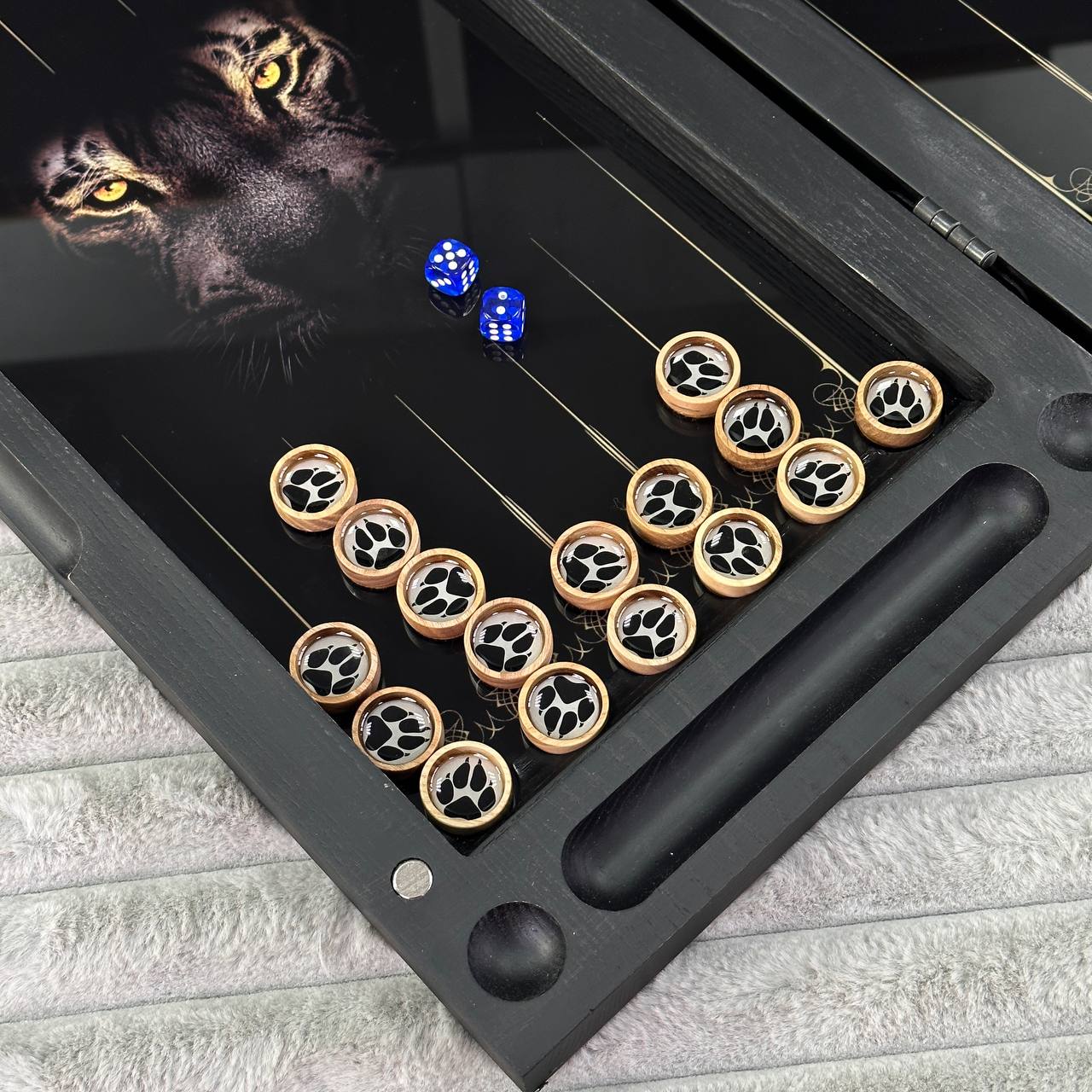 Luxuriöses Backgammon-Set aus Glas und Holz mit goldenem Skorpion und Panther, individuell gestaltet und als Geschenk geeignet