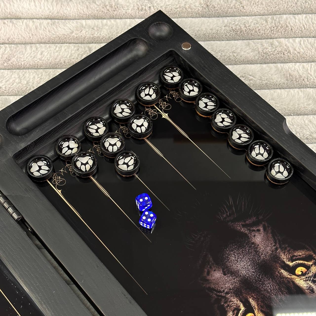 Luxuriöses Backgammon-Set aus Glas und Holz mit goldenem Skorpion und Panther, individuell gestaltet und als Geschenk geeignet