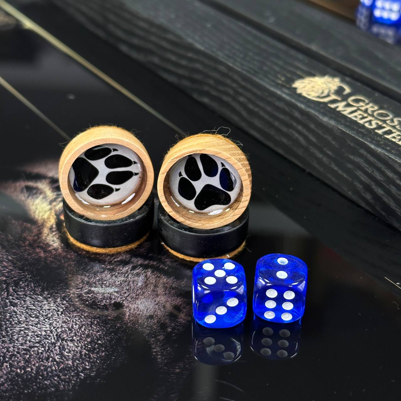 Luxuriöses Backgammon-Set aus Glas und Holz mit goldenem Skorpion und Panther, individuell gestaltet und als Geschenk geeignet