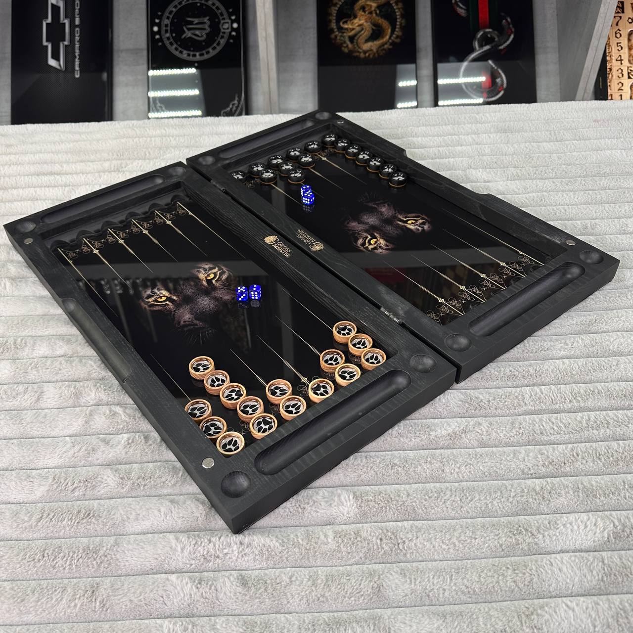 Luxuriöses Backgammon-Set aus Glas und Holz mit goldenem Skorpion und Panther, individuell gestaltet und als Geschenk geeignet