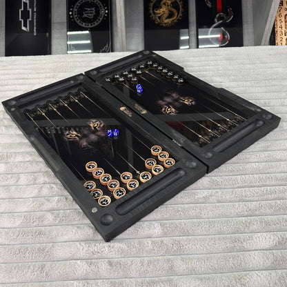 Luxuriöses Backgammon-Set aus Glas und Holz mit goldenem Skorpion und Panther, individuell gestaltet und als Geschenk geeignet