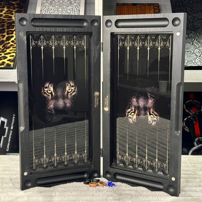 Luxuriöses Backgammon-Set aus Glas und Holz mit goldenem Skorpion und Panther, individuell gestaltet und als Geschenk geeignet