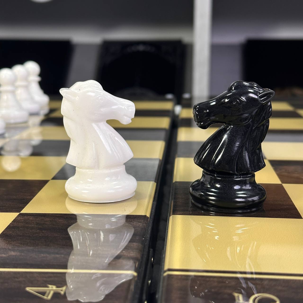 Jeu d'échecs et de backgammon en verre 3 en 1 dans un cadre en bois, 2 tailles, un jeu de société luxueux prêt à offrir