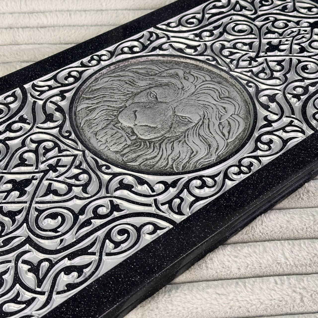 Luxus-Backgammon aus schwarzem Acrylstein "Silver Lion" 58×28cm, Light-Version, Steinbrett, Geschenkfertig