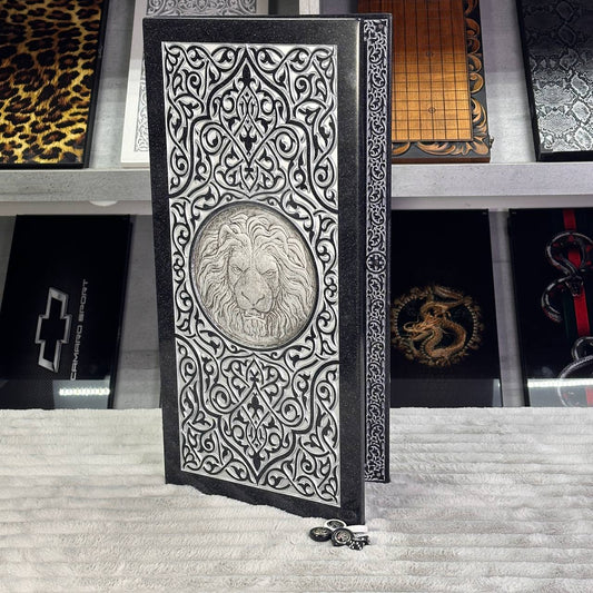 Luxus-Backgammon aus schwarzem Acrylstein "Silver Lion" 58×28cm, Light-Version, Steinbrett, Geschenkfertig